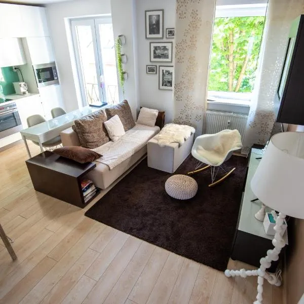 Modern 2BR Apartment near Nivy Station & Downtown with Balcony & Fast WiFi, hotel v destinácii Nivy