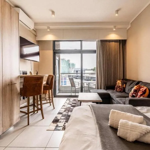 Menlyn Maine 812 with balcony, hotel a Pretòria