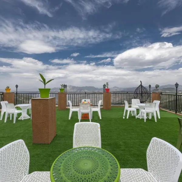 The Charvi Regency l Multi Cuisine Restaurant l Conference Hall l Scenic Venues for Private Parties l Basic First Aid l Spacious Car Parking l Managed By ExoticStays Group, Hotel in Shimla