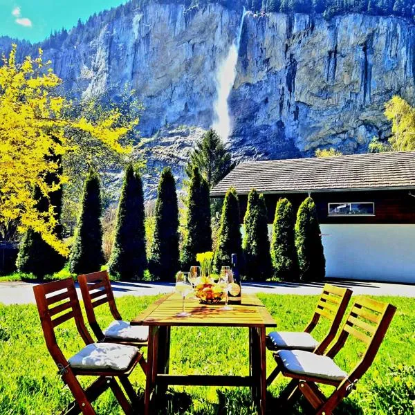 Chalet Bellevue Beautiful Waterfall view private Garden & free parking, хотел в Лаутербрунен