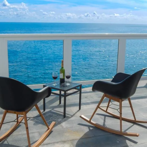 Beachhouse with amazing terrace next to the ocean, khách sạn ở Bocacangrejo