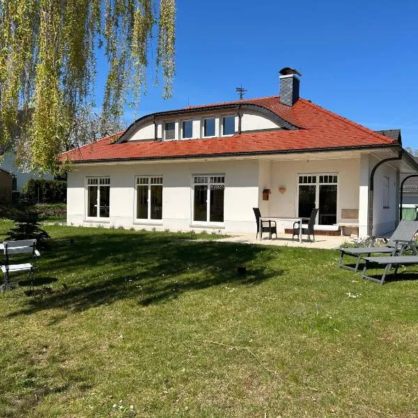 Ferienhaus mit 2 Schlafzimmern und 2 Bädern, hotel a Großenhain