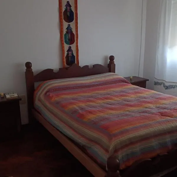 Habitación privada, con baño y cocina compartidos en Rosario, Santa Fe, Argentina, hotel in Rosario