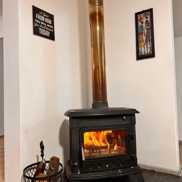 Mario & Luiza's Place - Cozy Stay with Pool & Braai, hotel in Worcester