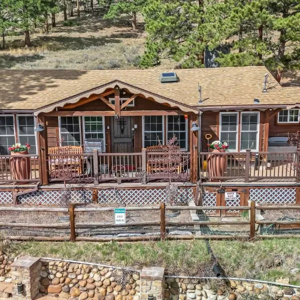 The Overlook at Eagle Cliff Estes Park Mountain Retreat w Hot Tub & Outdoor Bar, hotelli kohteessa Estes Park