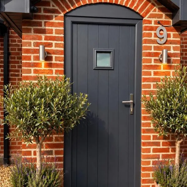 The Old Pub Unique Retreat Luxury Large Private Self Contained Cellar with Sauna Gym King Size Bed Kitchenette Dining Area Snacks Mini Bar and Optional Full Continental Breakfast Historically The Wiltshire Yeoman Pub built in the 1800s, hotel v mestu Patney