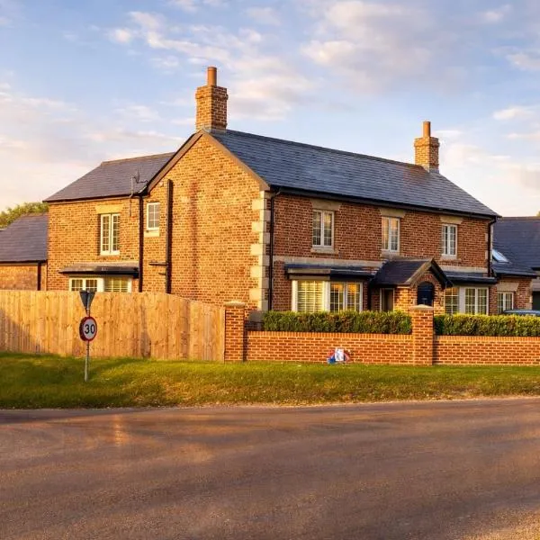 The Old Pub Unique Retreat Luxury Large Private Self Contained Cellar with Sauna Gym King Size Bed Kitchenette Dining Area Snacks Mini Bar and Optional Full Continental Breakfast Historically The Wiltshire Yeoman Pub built in the 1800s, מלון בPatney