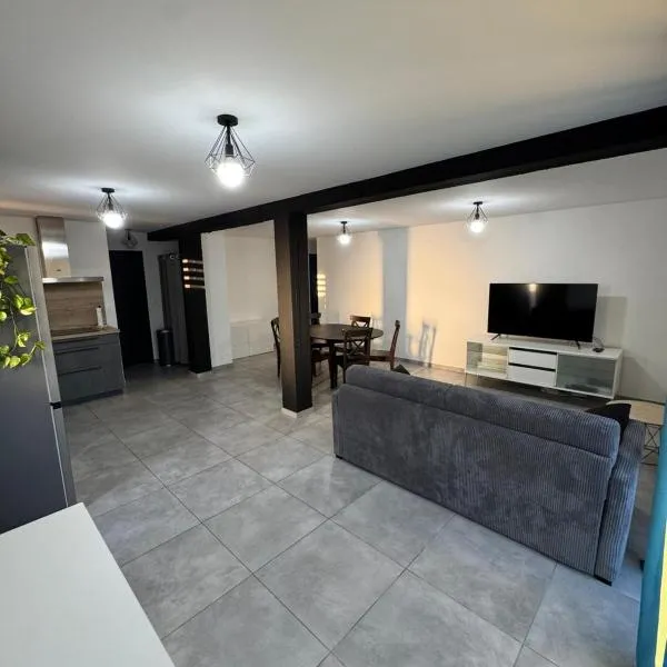 Appartement à Cuxac d'Aude proche Narbonne avec 2 chambres, 6 couchages, lit bébé jardin et parking, hotelli kohteessa Cuxac-dʼAude