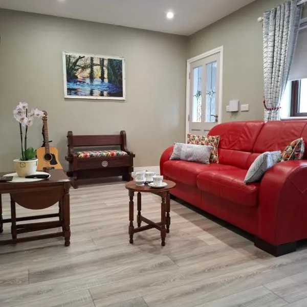 Coaches Corner - Relaxing Summer Stay - Modern Accessible Suite - Sleeps 3 - Near Town - Free Parking, hotell i Castleblayney