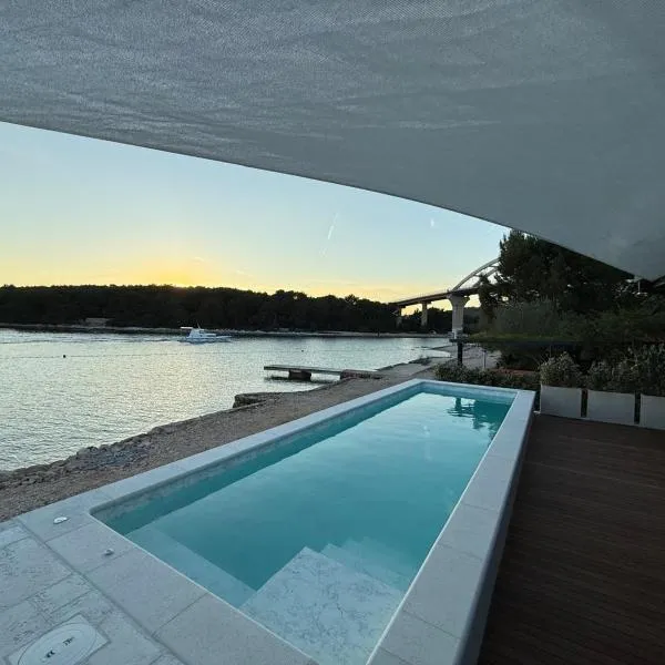 NEW Luxury Feel Good House by the Sea, Hotel in Ždrelac