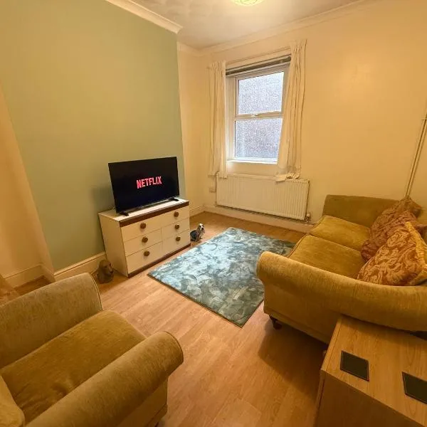 3 Bedroom Home Near Centre - Perfect for Family stays or Workers, hotel en Landore
