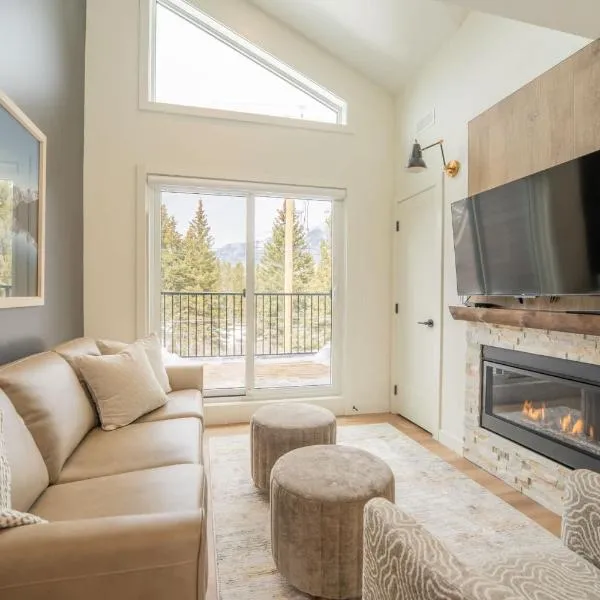 Summit View Penthouse in Downtown Canmore at Brookside Lane, hotel v mestu Canmore