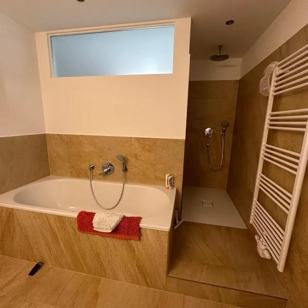 Ferienwohnung am Warnowhang โรงแรมในKessin