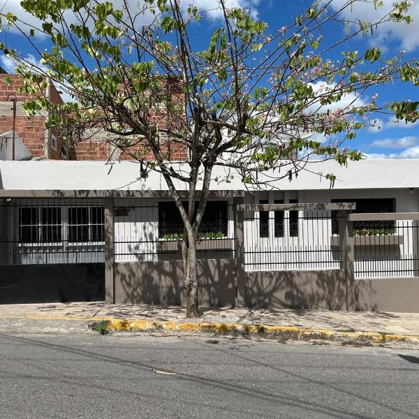 Casa Flor - 250m da praça de eventos, com garagem
