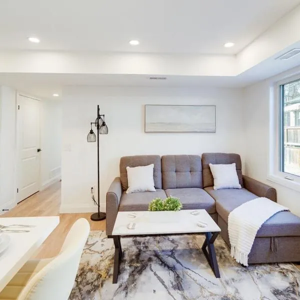 Contemporary Comfort 2BR Kitchener Escape, hotel v mestu Kitchener