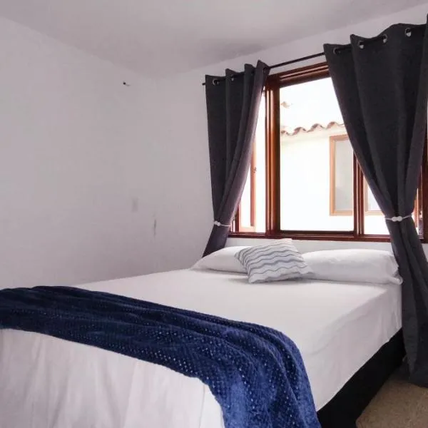 Habitación con baño privado y cama nueva doble en parque principal, Hotel in La Ceja