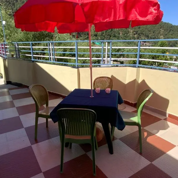 Rock Mountain Premium Homestay, Dalhousie Family & Couple Friendly Relaxing Stay Away from Crowd: Dalhousie şehrinde bir otel