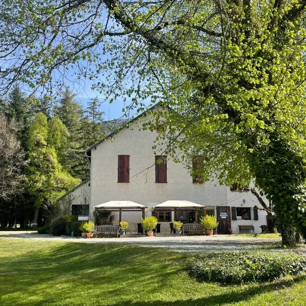 La Source – hotel w mieście Saint-Pierre-dʼArgençon