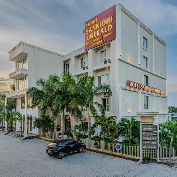 Hotel Sannidhi Emerald – hotel w mieście Raigīr