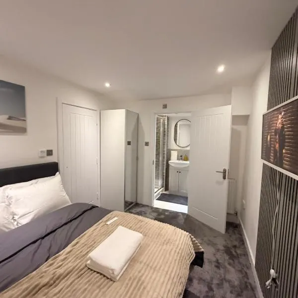 Luxury Rooms - Pick a Room - Free Parking & Kitchen Access, Near Etihad Stadium, The Coop Live & Piccadilly Station, Manchester, hotel in Manchester
