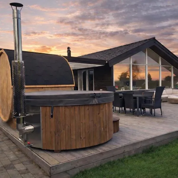 Fjordside Holiday Home with Hot Tub & Sauna, hotel u gradu Jægerspris