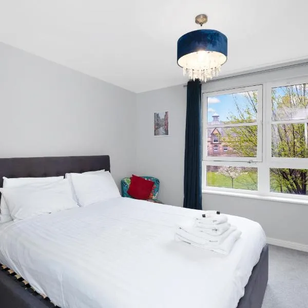 Spacious 4BR City Centre Apartment w/ Free Parking, hotel sa Edinburgh