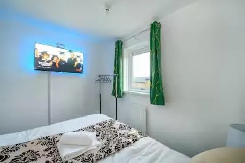 Bright Double Room LS16 Near Airport WiFi, ξενοδοχείο στο Λιντς