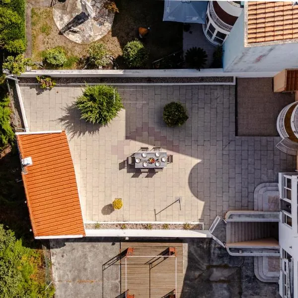 Caldas Charm Getaway - Garden Terrace & Comfort, hotel u gradu 'Caldas da Rainha'