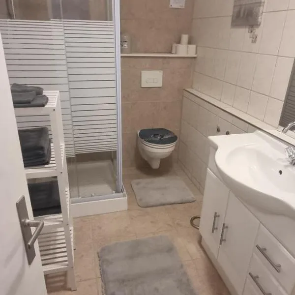 Ferienwohnungen Faust، فندق في بوتينشتاين