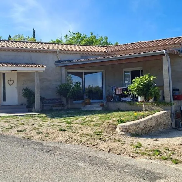 Maison provençale sur les hauteurs de Goudargues、グダルグのホテル