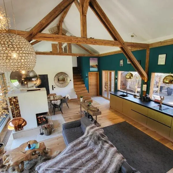 stylische Alpenlounge mit Pool, Blockhaus-Sauna und Jacuzzi für bis zu 12 Personen, hotel in Bayrischzell