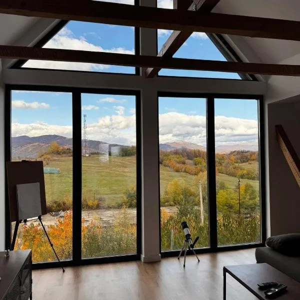 Sunset Hills Chalet, hotel di Slănic