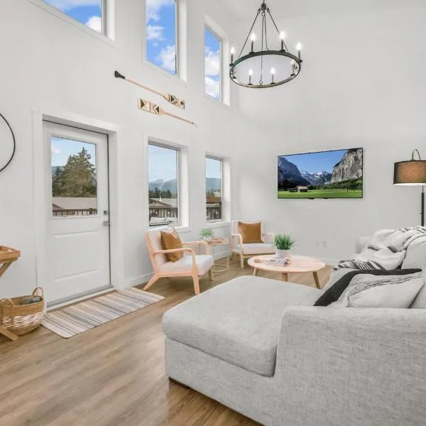 Hideaways Mins to Lake King Bed Dbl Garage AC, hotell sihtkohas Invermere