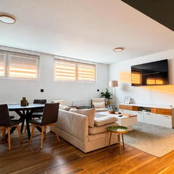 2 Luxury & Ultra-Comfort Bedrooms, Private Parking, #1, hotel u gradu Blochajm