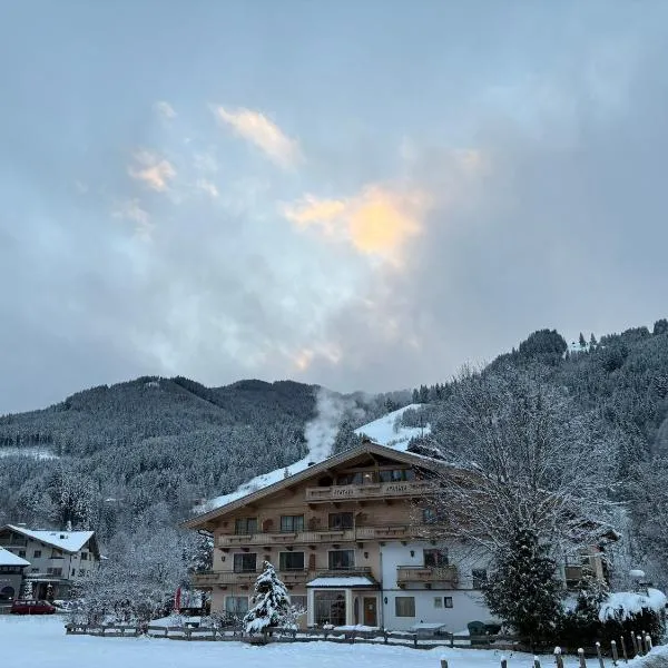 Ferienhotel Alpenhof, viešbutis mieste Aurachas prie Kicbiuhelio