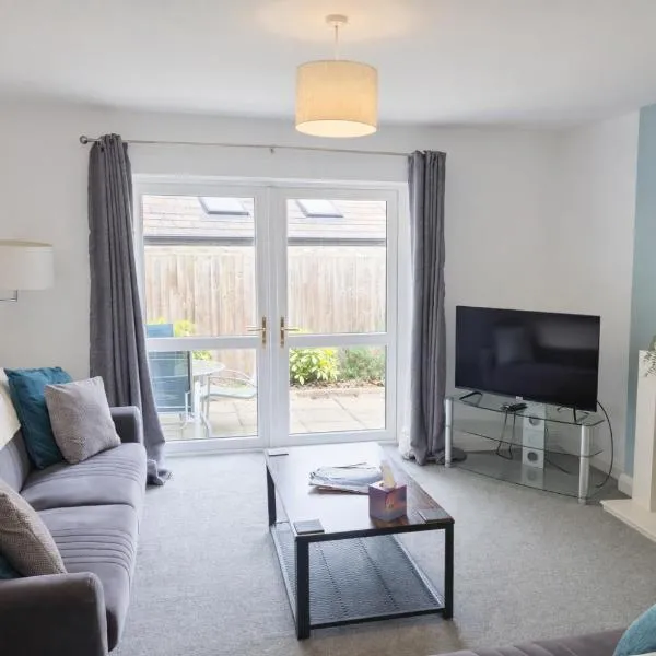 Large 2-Bedroom Bungalow near Airedale Hospital, Keighley, Convenient Location with Parking, hotel in Steeton