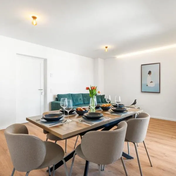 Studio 05 - Penthouse für bis zu 6 Personen mit Terrasse - klimatisiert, hotell i Friedrichshafen