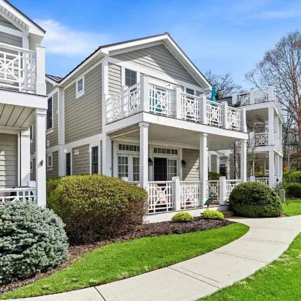 Lake front condo with pool access walking distance to downtown Saugatuck، فندق في ساوغاتوك