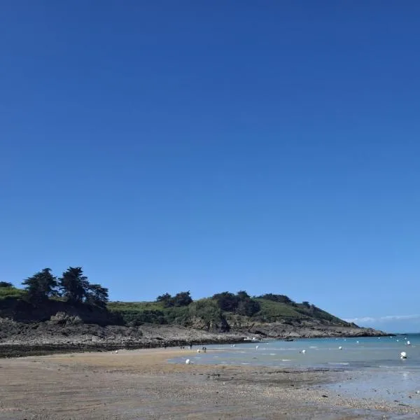Residence proche plages avec terrasse et jardin, hotel in Saint-Coulomb