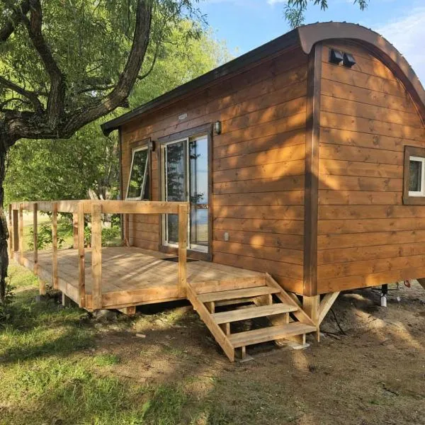 Hébergement Plage Robertson - Pods au bord du lac, hotel en Mashteuiatsh