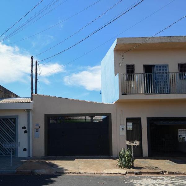 Casa com Churrasqueira e WiFi em Parque Ribeirao