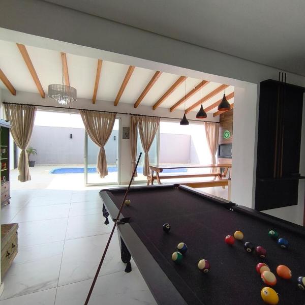 Linda casa central, com piscina aquecida e mesa de sinuca!