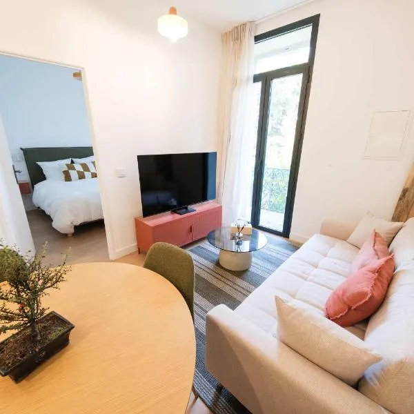 Les Suites du Parc - Appartement lumineux de 2 chambres avec une vue imprenable sur le parc Simone Veil à 2 minutes des halles, hotel in Sète