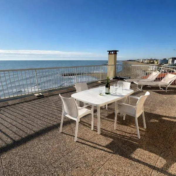 ATTIC PARADISE Big Terrace on the Sea - AGENZIA COCAL, hotel em Caorle