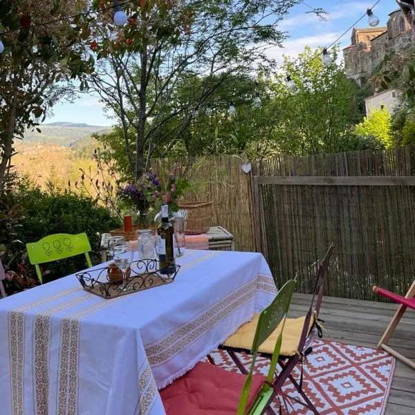 Vue exceptionnelle & Terrasse au calme -studio indépendant - Gorges du Haut Allier, hotel v destinácii Chanteuges