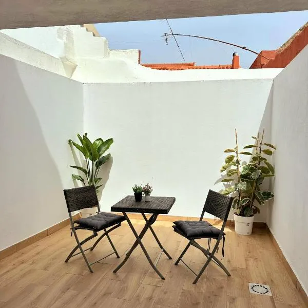 Modern Studio with Private Terrace - Near Beaches, Hotel in Setúbal