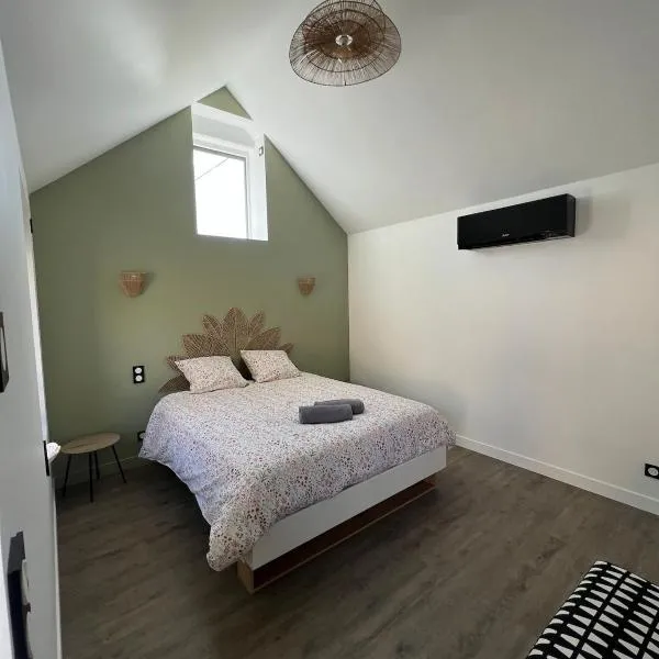 Charmant petit studio en bord de Sarthe au calme، فندق في Teillé