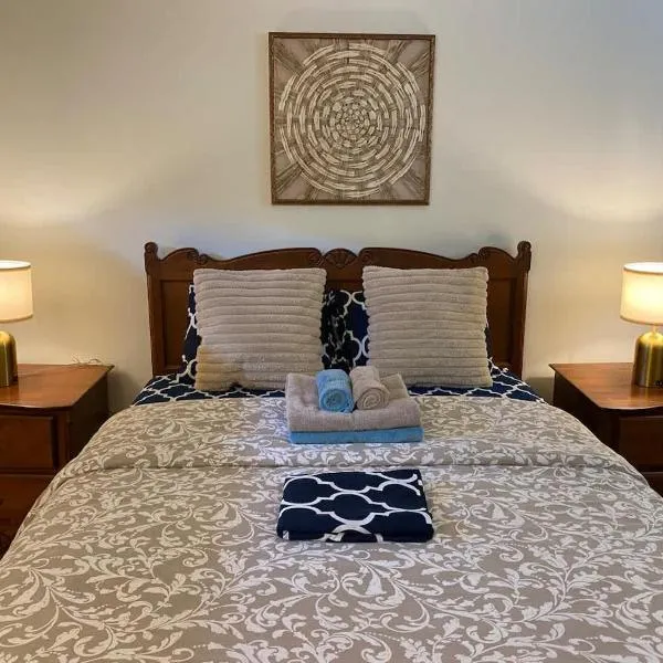 Luxury comforts getaway home, Hotel in Brossard