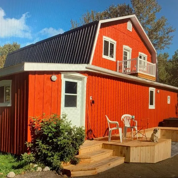 Nid douillet dans une grange canadienne, hotel u gradu 'LʼAnse-Saint-Jean'