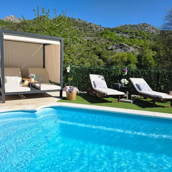 Villa Ivona with swimming pool and jacuzzi, Hotel in Ošlje